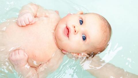 Aprende a controlar la temperatura del baño para tu bebé.